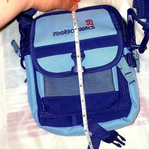 🌺Roots 🌺 Athletic blue Color Crossbody bag with many many pockets inside 🌺 - Picture 9 of 9